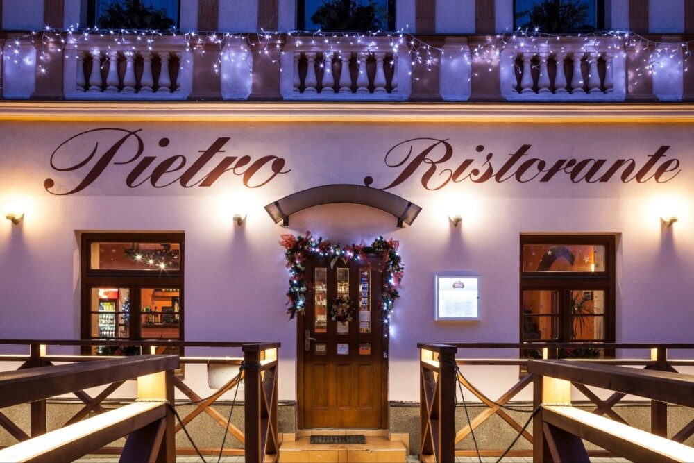 Vstup do restaurace Pietro Ristorante ve večerním osvětlení