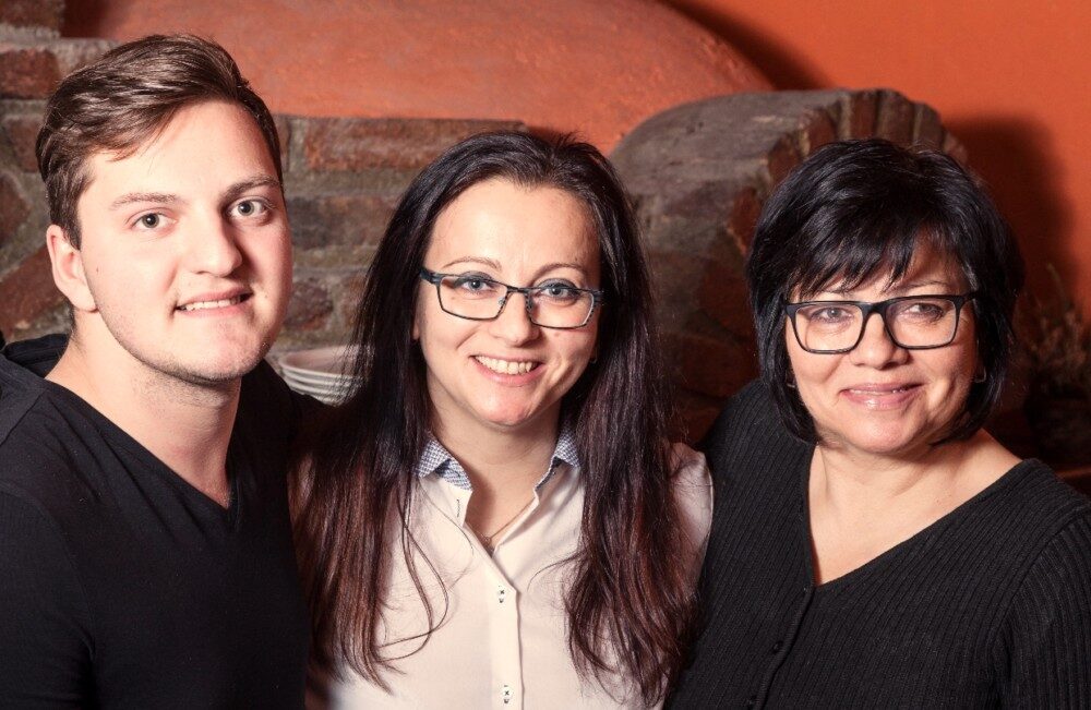 Tři členky obsluhy restaurace Pizzeria Pietro