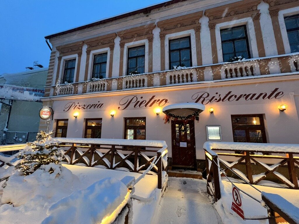 Budova restaurace Pizzeria Pietro s předzahrádkou na náměstí v Ondřejově