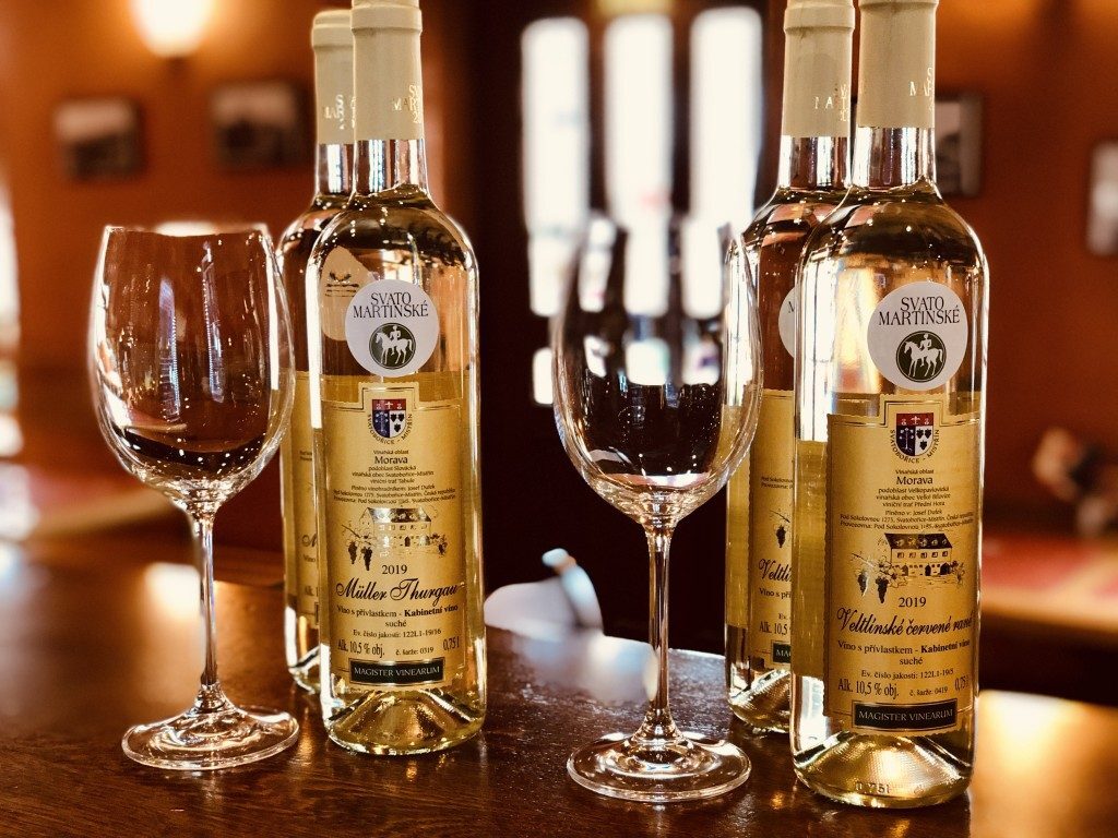 Sklenice a lahve vína připravené na baru restaurace