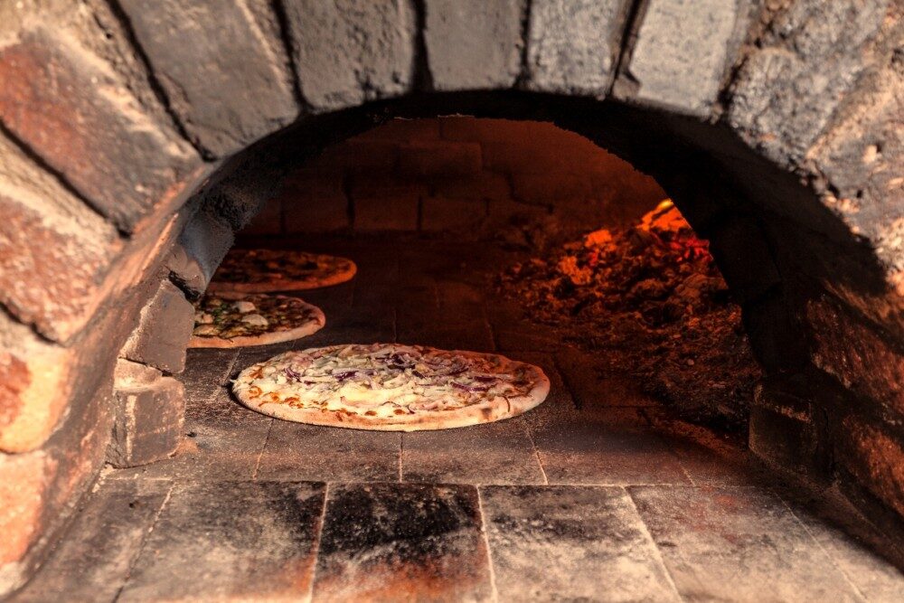 Pizza pečená v klenuté peci na dřevo