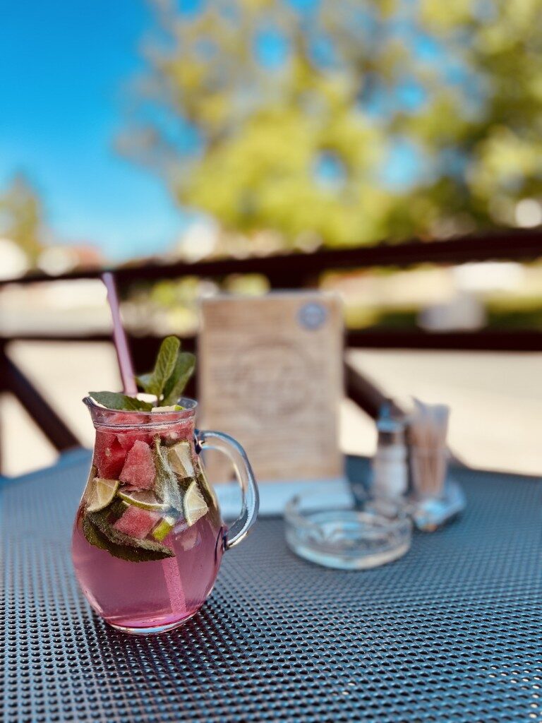Nápoje na stole venkovní terasy restaurace